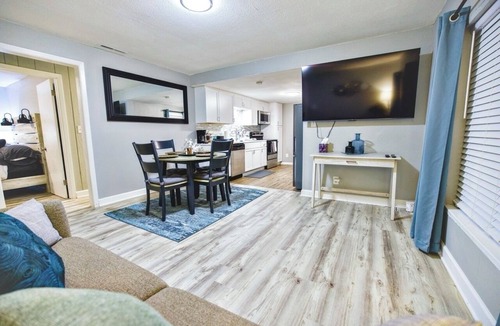 Kansas City House | Luxury 2-bedroom house-best KC location 2 bd.1bth Kng &Qn Bd. Sleeps 6 adults.