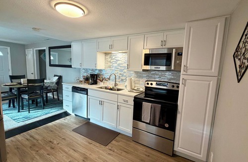 Kansas City House | Luxury 2-bedroom house-best KC location 2 bd.1bth Kng &Qn Bd. Sleeps 6 adults.