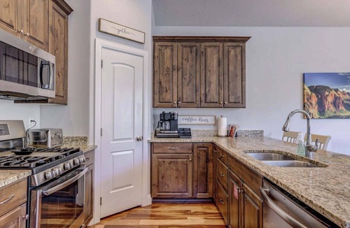 Sienna Hills House | Luxury 3-bedrm St. George townhome with pool by Sand Hollow & Zion. Sleeps 10