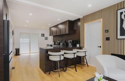 Central-Maverick Square - Paris Street Apartment | Luxury 3BD Short Walk to Airport