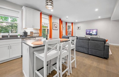 Highland Park Apartment | Luxury 3BR apt in Boston with Roku TV