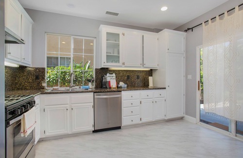 Oak Creek House | Luxury 3BR Home｜Community Pool Access｜Relaxing Patio｜Perfect for Families #10140