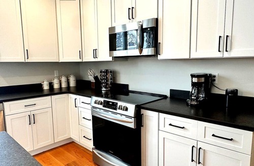 Montgomery House | Luxury 3BR with King Beds in Montgomery Village