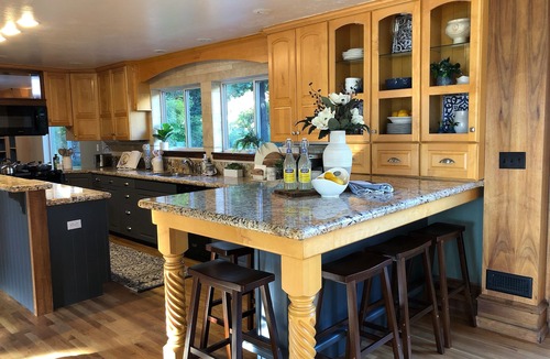 Northridge House | Luxury 7000 SQFT, Sleeps 20 - Bball, VBall, 1 acre