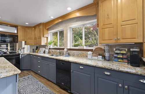 Northridge House | Luxury 7000 SQFT, Sleeps 20 - Bball, VBall, 1 acre