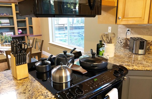 Northridge House | Luxury 7000 SQFT, Sleeps 20 - Bball, VBall, 1 acre