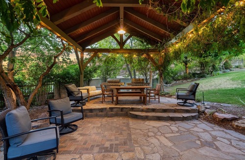 Northridge House | Luxury 7000 SQFT, Sleeps 20 - Bball, VBall, 1 acre