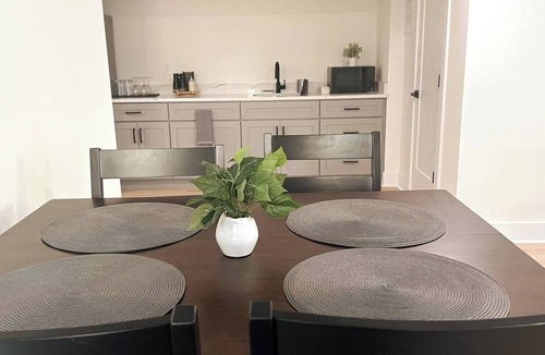 Nauck House | Luxury Basement: 2 QueenBeds with PrivateBath and Nonsmoking