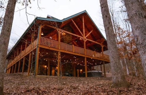 Carbon Hill Cabin | Luxury Cabin Sleeps 16 with Game Room and Hot Tub