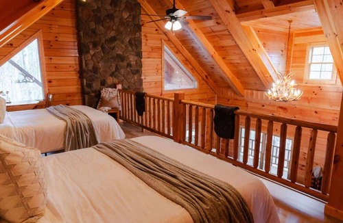 Carbon Hill Cabin | Luxury Cabin Sleeps 16 with Game Room and Hot Tub