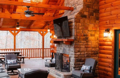 Carbon Hill Cabin | Luxury Cabin Sleeps 16 with Game Room and Hot Tub