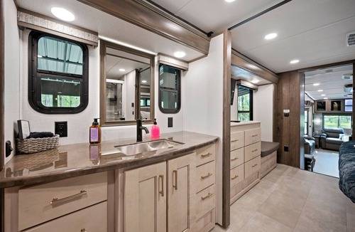 Hochatown Cabin | Luxury Camper- Off campsite- private deck w/Hot Tub