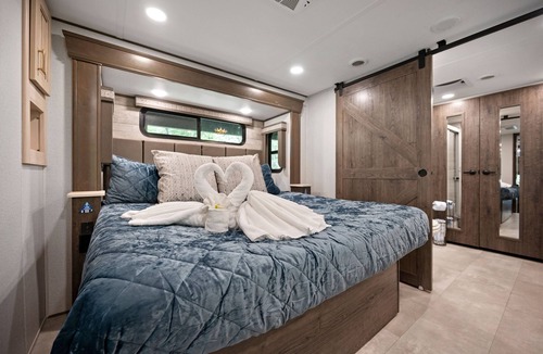 Hochatown Cabin | Luxury Camper- Off campsite- private deck w/Hot Tub
