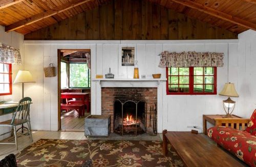 Lyme House | Luxury Camping Cabin with Fireplace near Hanover, New Hampshire