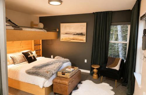 Alyeska Apartment | Luxury Cozy Studio Fireplace & Plush Bedding
