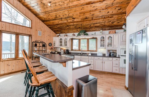 Mountainside House | Luxury Dog Friendly Escape w/Hot Tub & Views