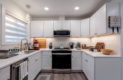Douglas Apartment | Luxury Douglas Apts Walk to Sandy Beach & Trails 7 Min to Downtown Juneau