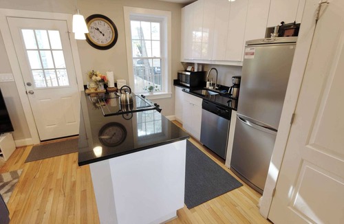 Stanton Park Apartment | Luxury Flat | Near Capitol + Metro | Sleeps 6