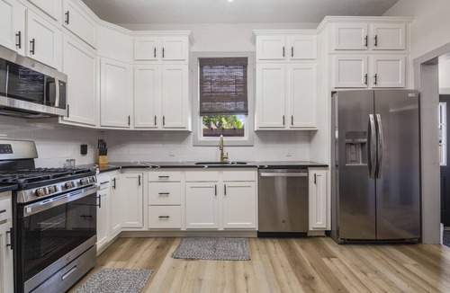 New Albany House | Luxury @ LaFayette Place, downtown New Albany. Minutes to Louisville.