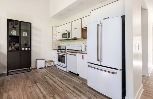 Liberty House | Luxury Lodge | 19mi to Stadium & MCI | Sleeps 10