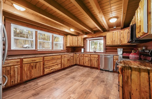 Frazeysburg Cabin | Luxury,Log Cabin 65ac. of private forest, trails,sauna,hot-tub. Baughman Park.
