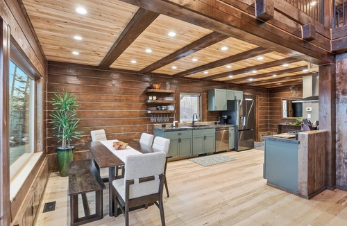 Wasilla House | Luxury Lookout Hot Tub