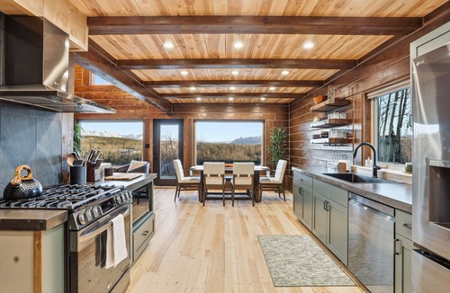 Wasilla House | Luxury Lookout Hot Tub