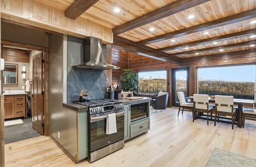 Wasilla House | Luxury Lookout Hot Tub
