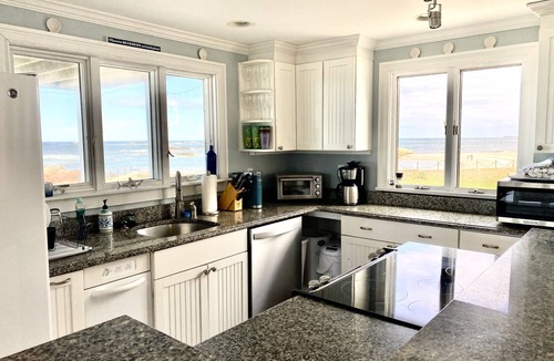 Minot House | Luxury Minot Oceanfront Dog Friendly Hot Tub 5BR Families & Groups