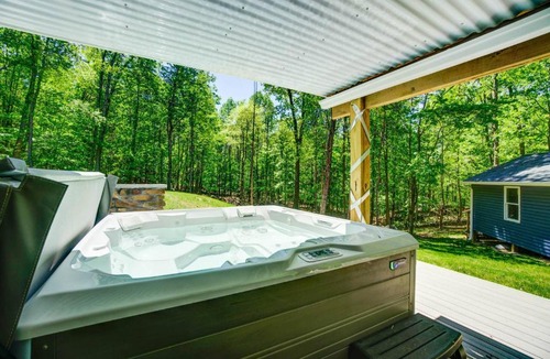 Bakerton Ski Chalet | Luxury Mountain Retreat - 4 King Suites & Hot Tub