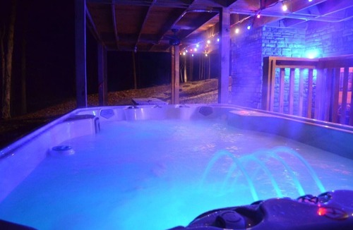Carbon Hill Cabin | Luxury New 6BR lodge, 2 fireplaces, mini POOL/SPA