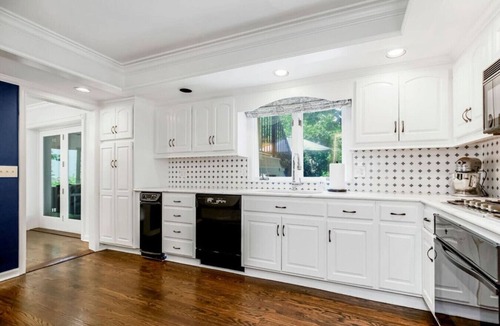 Fairway House | Luxury Tudor w/3 Kings, Playroom, Yard; 5min to Plaza