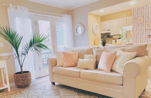 Norwich Villa | Luxury Villa- 3 mins to Mohegan- Fully Stocked with Fireplace- Jacuzzi, Saltwater Pools, Sauna