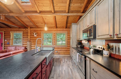 Kabletown Cabin | Magical Log Cabin w/Fireplace/15 min to Harpers