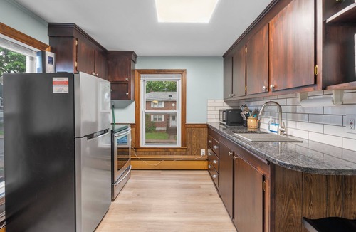 Center Apartment | Manchester 1-Bedroom Oasis APT Near Downtown Main Street. Pet-Friendly!