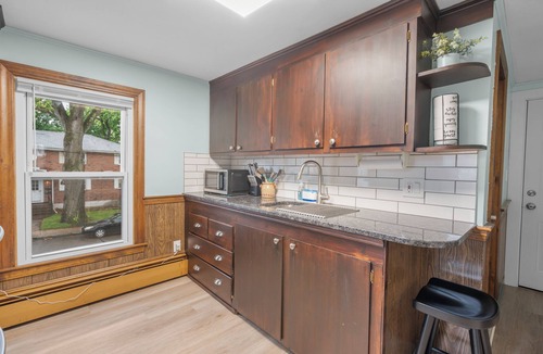 Center Apartment | Manchester 1-Bedroom Oasis APT Near Downtown Main Street. Pet-Friendly!