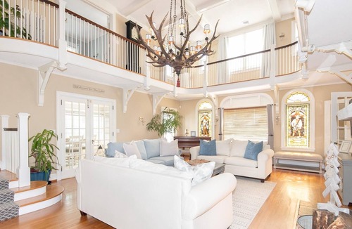 Amston House | Mansion by the lake, Airline Trail and Wineries! In ground heated Pool-Jacuzzi.