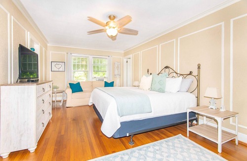 Amston House | Mansion by the lake, Airline Trail and Wineries! In ground heated Pool-Jacuzzi.
