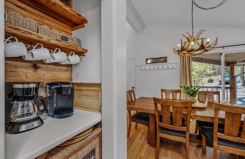 Berkeley Springs Cabin | Maple Haven-Escape room, treehouse loft, fire pit, pool access, game room, grill