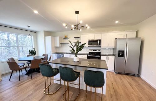 Maple Hill House | Massive 5 Bedrooms: 3King 2Queen, 10 mins to Downtown Hartford