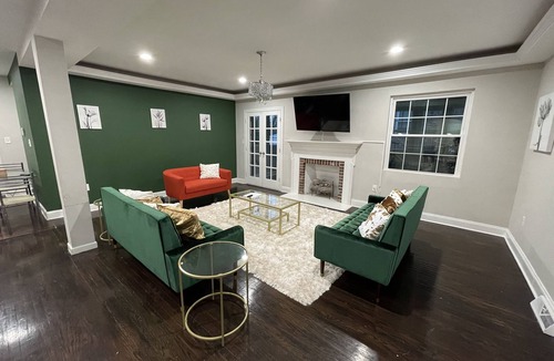 Ashburton House | MASSIVE BEAUTIFUL 5 BEDROOM ESTATE, With FREE PARKING