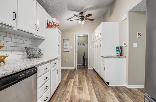 Raytown House | Massive Home 5 mins to Arrowhead Stadium and 15 mins from Downtown Kansas City
