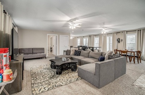 Raytown House | Massive Home 5 mins to Arrowhead Stadium and 15 mins from Downtown Kansas City