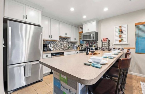 Mission Beach House | MB! 6BR Beachhouse- 4 parking spaces Sleeps 20+
