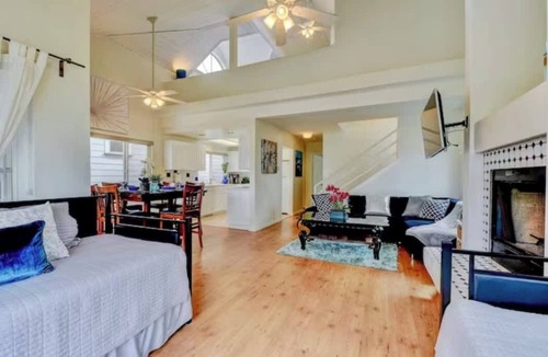Mission Beach House | MB! 6BR Beachhouse- 4 parking spaces Sleeps 20+