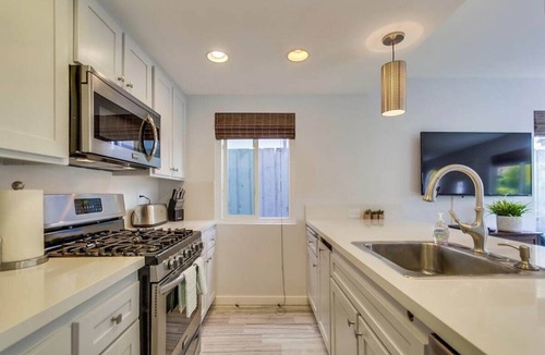 Mission Beach House | MB Bungalow steps to the bay for pets with bikes