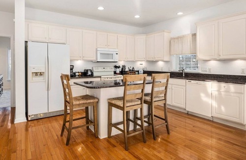 Little Salisbury House | Mediterranean Dr 9104, Bayside