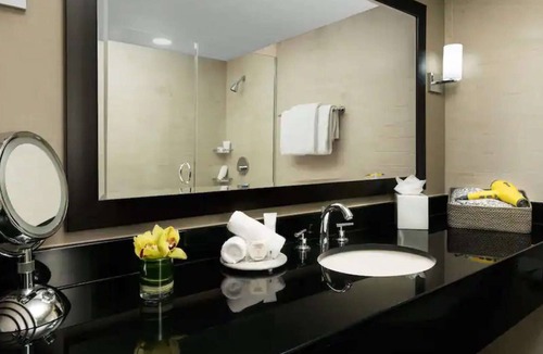 Rosslyn Hotel | Metro Steps Away | Restaurant + Valet Parking