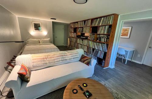 Staatsburg Apartment | Mid-Century DJs Dream near Rhinebeck