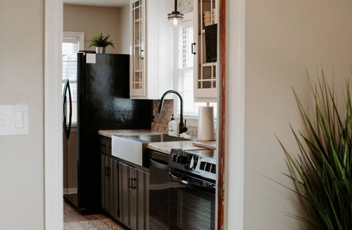 Owensboro Cottage | Midtown Cottage- Self Check-In & Centrally Located in Owensboro